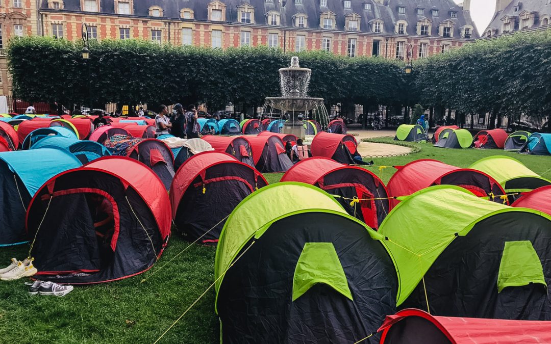 400 sans-abri campent place des Vosges